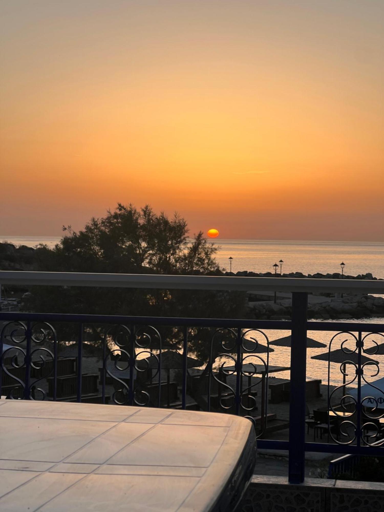 Stelios' Beachfront Retreat Ferienhaus